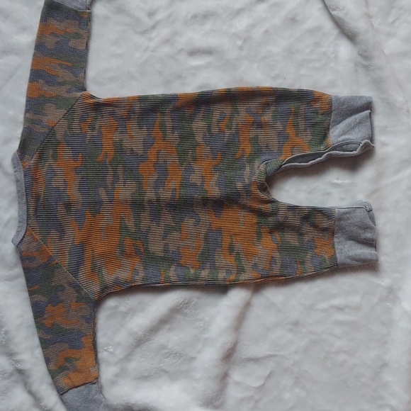 For All Mankind 0/3months baby camo button up onesie - Picture 5 of 8